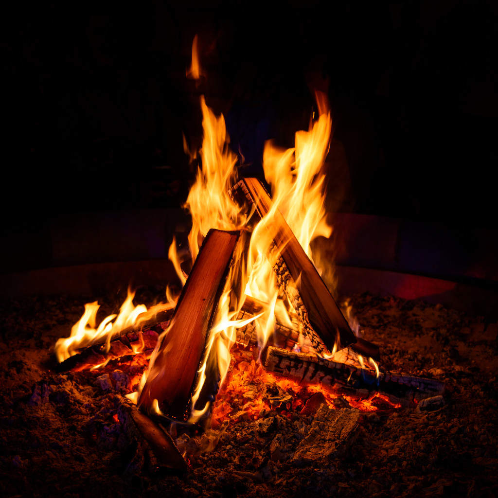 how to build a fire, Camp fire in the night